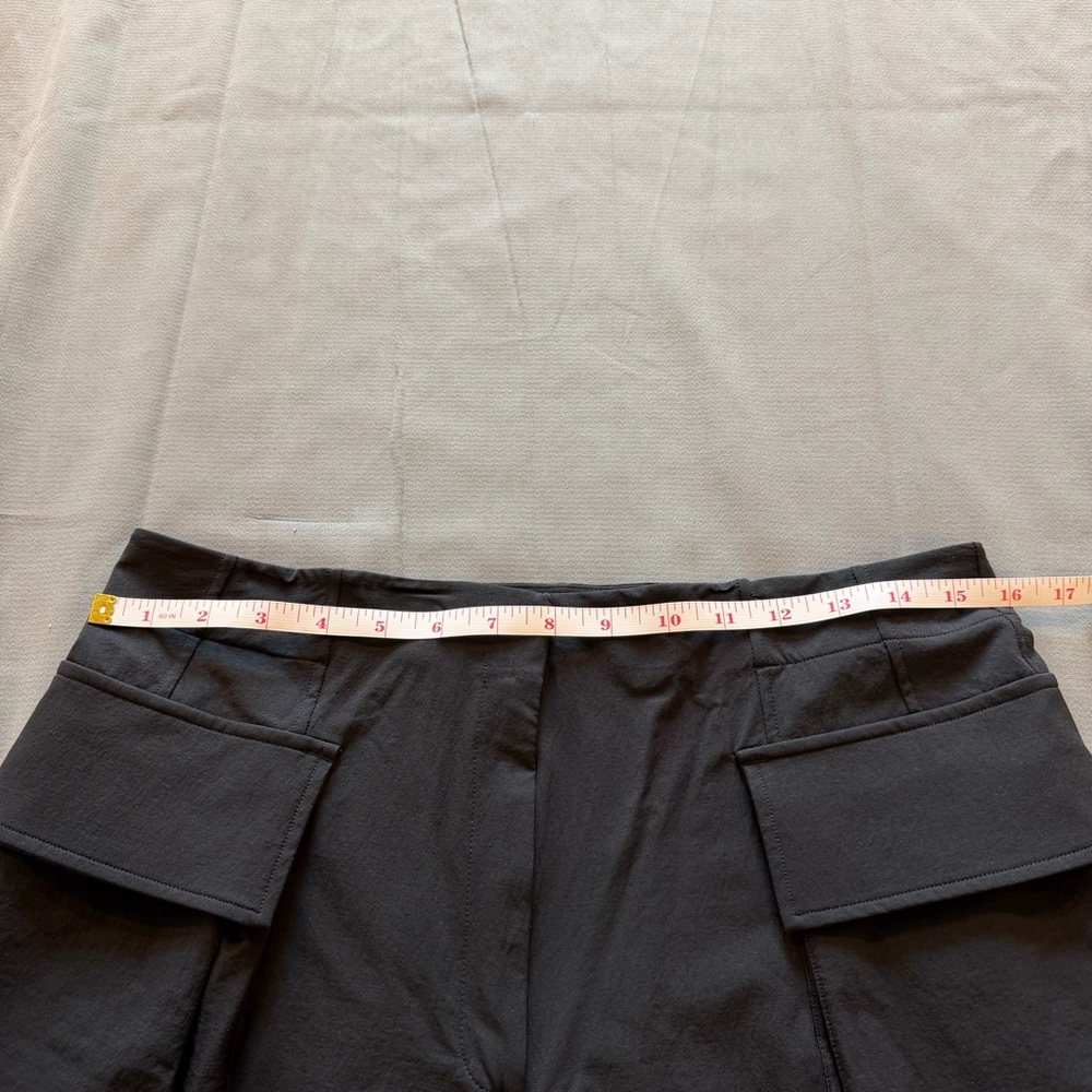Lululemon Relaxed-Fit Super-High-Rise Cargo Short 4" Black Size 10 - Picture 13 of 15